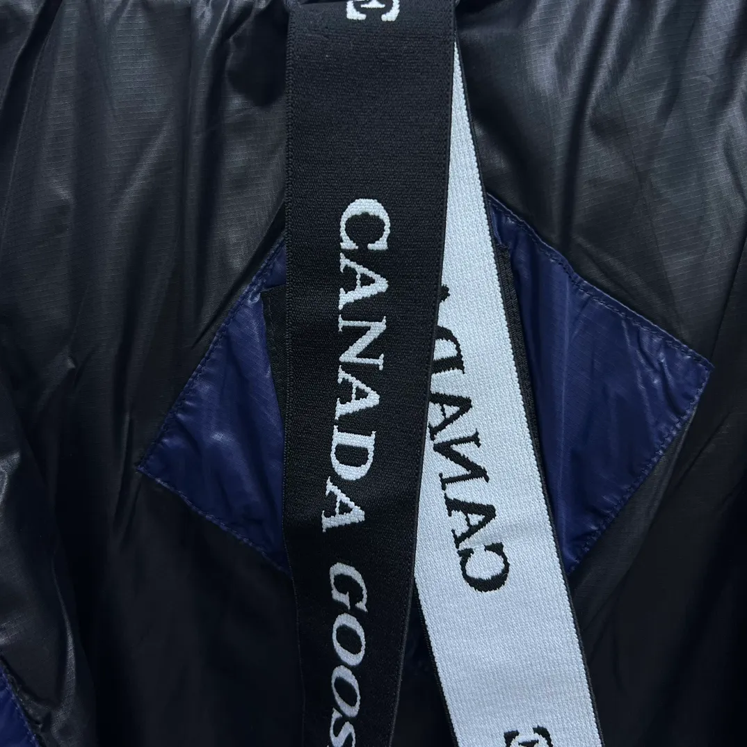 P820 ​​𝘾𝘼𝙉𝘼𝘿𝘼 𝙂𝙊𝙊𝙎𝙀/Canada Goose 2023 Limited New Crofton Puff Down Jacket Pure Guangzhou Inspection 80 White Duck Down Filling‼  Top version, ceiling level‼ Crofton soft bread, the latest style in 2023, has a cold protection effect of up to level 4. It is made of recycled Feather-Light tear-resistant fabric. It is ultra-light and has no weight on the upper body at all! The unique black label highlights your temperament‼  Canada Goose, a Canadian brand, has always been recognized as the warmest down jacket. Various Instagram celebrities, Internet celebrities, and celebrities often wear it for street photos. I do Canada Goose every year, but I still can’t get rid of my love for geese. No matter how cold the winter is, there is no need to be afraid, because there are geese! Filled with 80% white duck down, Canada Goose is the legendary warmest down jacket and is known as a must-have for Arctic outdoor sports! The most popular down jacket in the world, celebrities are rushing to buy it, it is a must-have! Same style for men and women Size: S~XXL